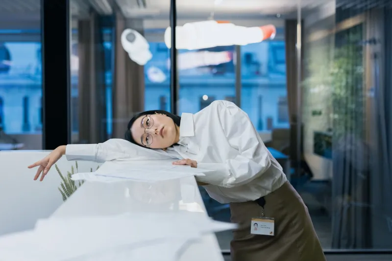 The 3 PM Slump Is Lying to You — What Your Body Is Actually Asking For