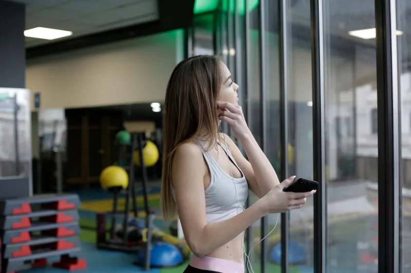 Scrolling Your Sensitivity Away: How Smartphone Habits Are Scrambling Your Body's Pain Signals